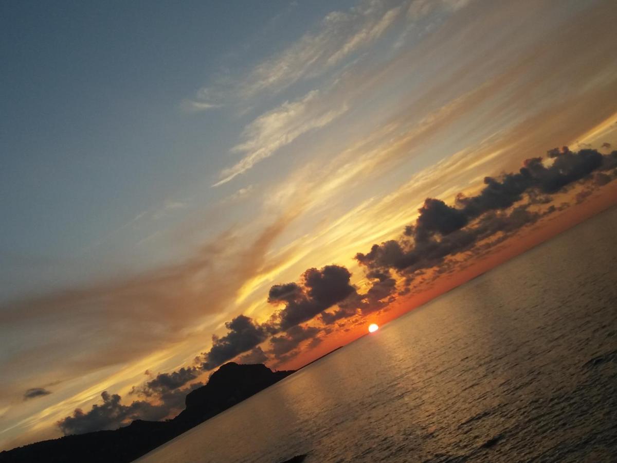 Familyholidays La Finestra Di Fronte Cefalu Luaran gambar