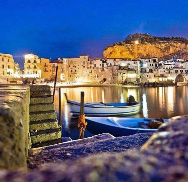 Familyholidays La Finestra Di Fronte Cefalu Luaran gambar